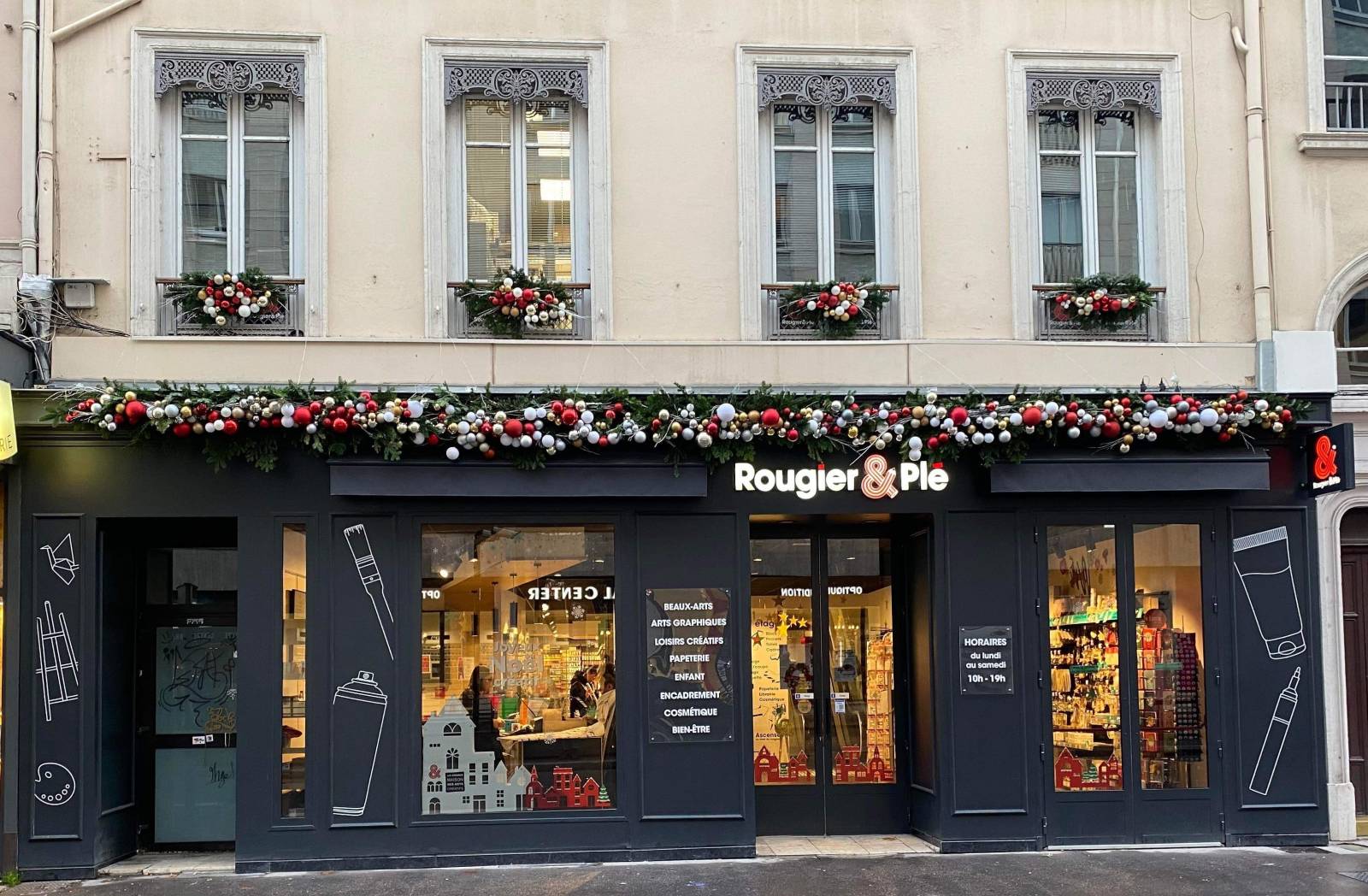 Décoration de vitrines de Noël pour entreprises : attirer l’œil et créer un véritable décor féérique !